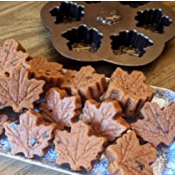 Nordic Ware Maple Leaf muffin pan - Picture 2 of 6